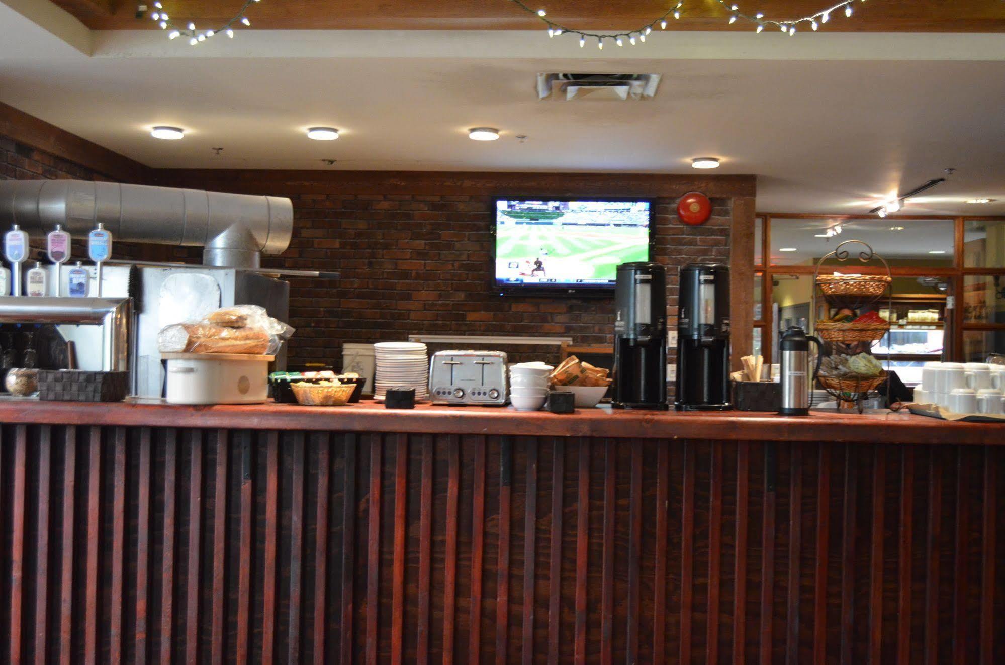 Howe Sound Inn & Brewing Company Сквомиш Экстерьер фото